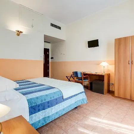 Domus Carmelitana מלון 3*